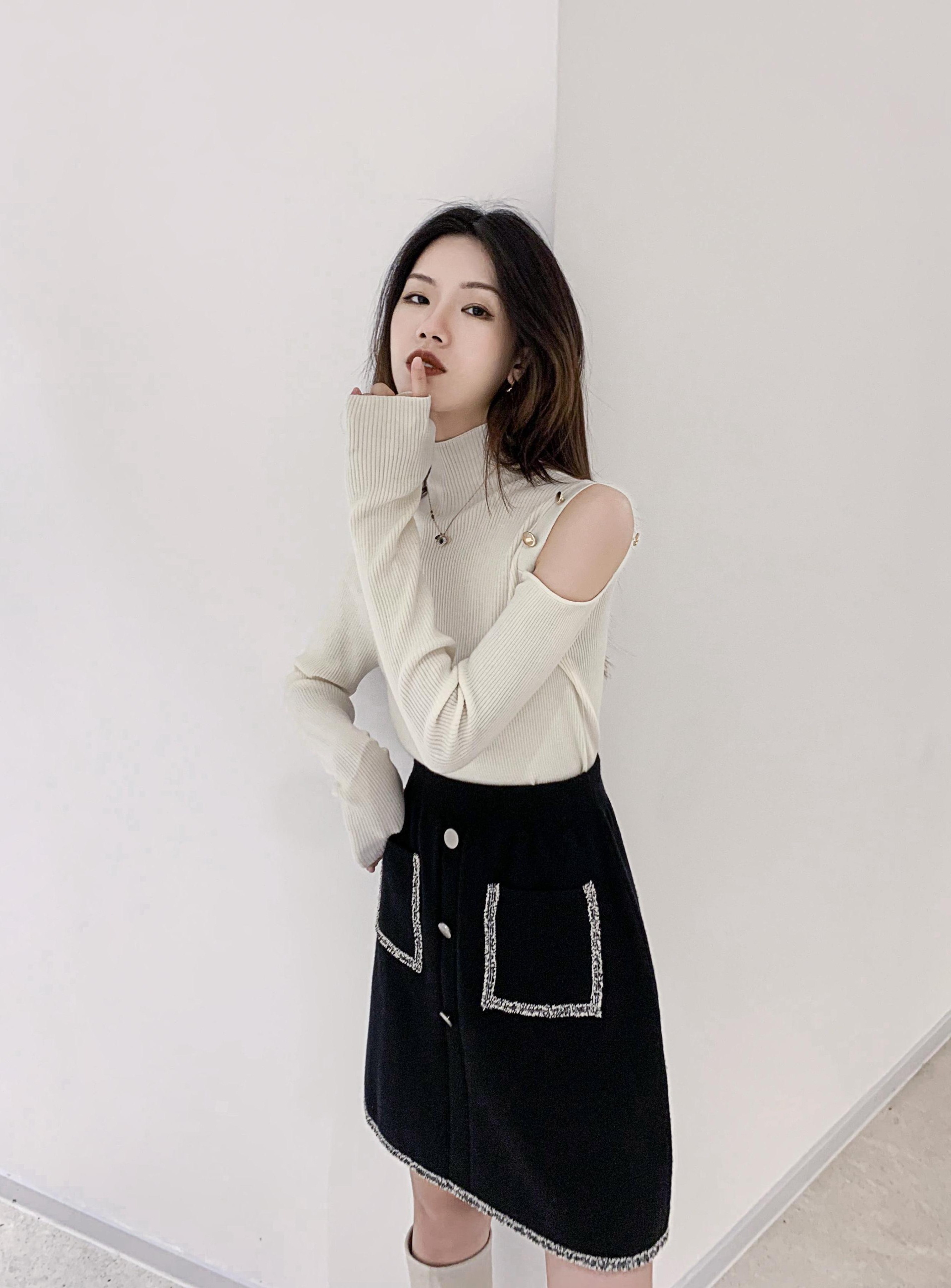 伊霓裳服装双12宠粉价d202108031高领套头修身露肩针织上衣